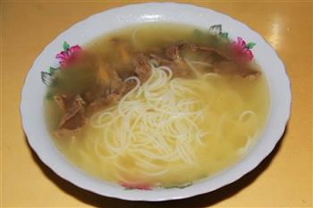 红油酸菜羊肉米线怎么做，红油酸菜羊肉米线怎么做好吃，红油酸菜羊肉米线做法