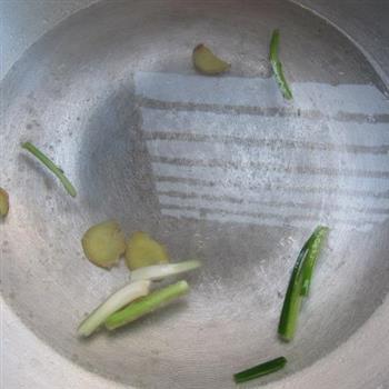 小黄鱼炖大白菜怎么做，小黄鱼炖大白菜怎么做好吃，小黄鱼炖大白菜做法