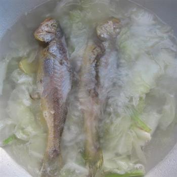 小黄鱼炖大白菜怎么做，小黄鱼炖大白菜怎么做好吃，小黄鱼炖大白菜做法