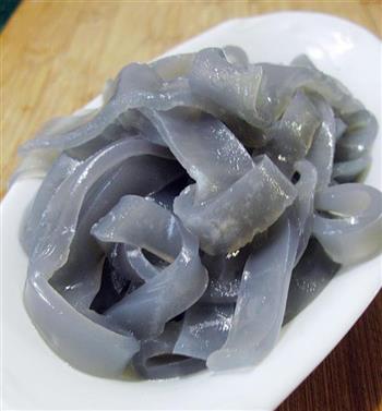 香菇酱拌乌鱼花凉粉怎么做，香菇酱拌乌鱼花凉粉怎么做好吃，香菇酱拌乌鱼花凉粉做法