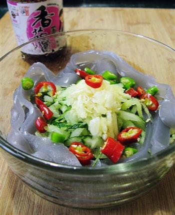 香菇酱拌乌鱼花凉粉怎么做，香菇酱拌乌鱼花凉粉怎么做好吃，香菇酱拌乌鱼花凉粉做法
