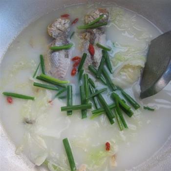 小黄鱼炖大白菜怎么做，小黄鱼炖大白菜怎么做好吃，小黄鱼炖大白菜做法