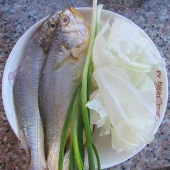 小黄鱼炖大白菜怎么做，小黄鱼炖大白菜怎么做好吃，小黄鱼炖大白菜做法