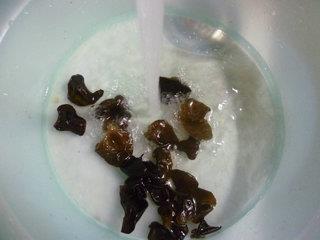 番茄黑木耳蛋花汤怎么做，番茄黑木耳蛋花汤怎么做好吃，番茄黑木耳蛋花汤做法