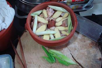 云南汽锅鸡怎么做，云南汽锅鸡怎么做好吃，云南汽锅鸡做法