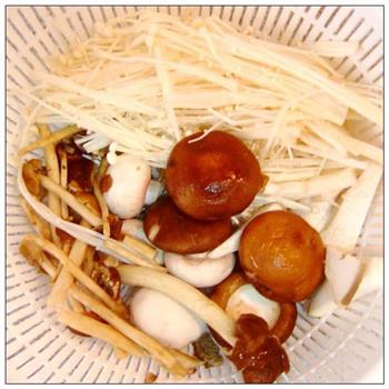 豆浆鲜菇煲怎么做，豆浆鲜菇煲怎么做好吃，豆浆鲜菇煲做法