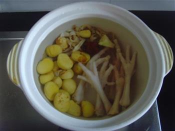 板栗百合煲鸡脚怎么做，板栗百合煲鸡脚怎么做好吃，板栗百合煲鸡脚做法