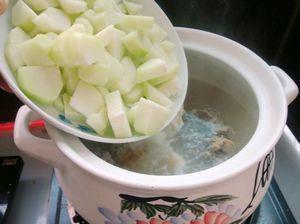 佛手瓜骨头汤怎么做，佛手瓜骨头汤怎么做好吃，佛手瓜骨头汤做法