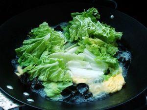 白菜木耳鸡蛋汤怎么做，白菜木耳鸡蛋汤怎么做好吃，白菜木耳鸡蛋汤做法