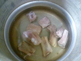 胡萝卜娃娃菜排骨汤怎么做，胡萝卜娃娃菜排骨汤怎么做好吃，胡萝卜娃娃菜排骨汤做法