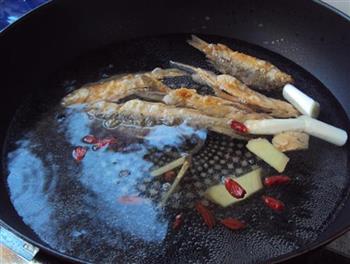 暖心暖胃鲫鱼汤怎么做，暖心暖胃鲫鱼汤怎么做好吃，暖心暖胃鲫鱼汤做法