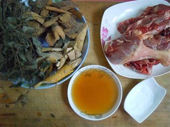 草根炖鸭汤怎么做，草根炖鸭汤怎么做好吃，草根炖鸭汤做法