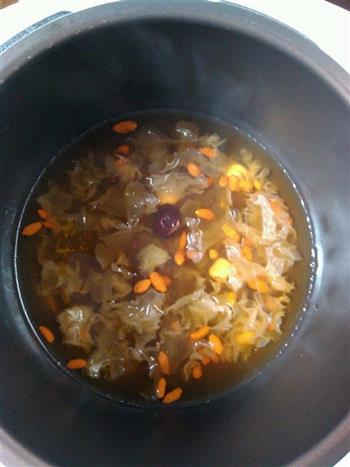 银耳莲子羮怎么做，银耳莲子羮怎么做好吃，银耳莲子羮做法