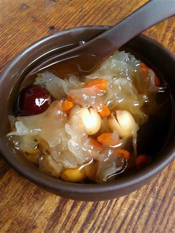 银耳莲子羮怎么做，银耳莲子羮怎么做好吃，银耳莲子羮做法