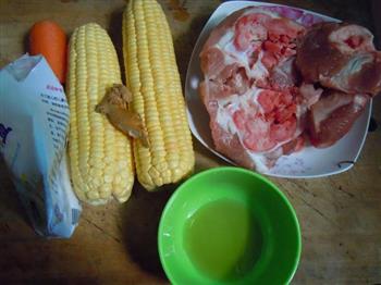 玉米大骨头汤怎么做，玉米大骨头汤怎么做好吃，玉米大骨头汤做法