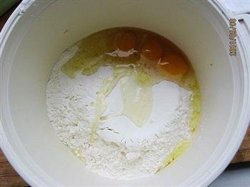 蜂蜜萨其马怎么做，蜂蜜萨其马怎么做好吃，蜂蜜萨其马做法