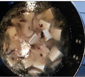 香菇油菜豆腐汤怎么做，香菇油菜豆腐汤怎么做好吃，香菇油菜豆腐汤做法