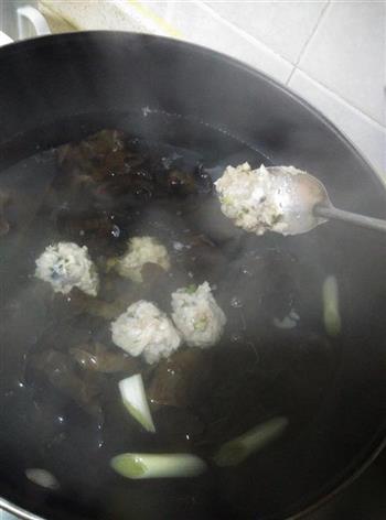 黑木耳鱼丸汤怎么做，黑木耳鱼丸汤怎么做好吃，黑木耳鱼丸汤做法
