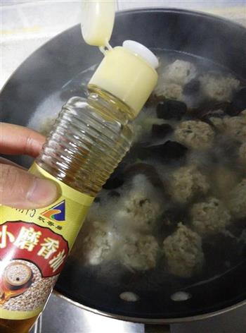 黑木耳鱼丸汤怎么做，黑木耳鱼丸汤怎么做好吃，黑木耳鱼丸汤做法