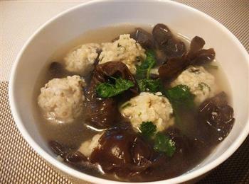 黑木耳鱼丸汤怎么做，黑木耳鱼丸汤怎么做好吃，黑木耳鱼丸汤做法