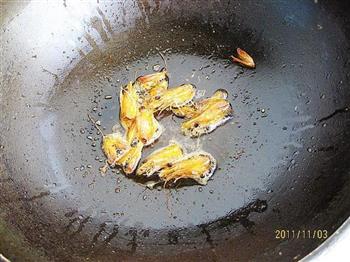 虾头油菜煮年糕怎么做，虾头油菜煮年糕怎么做好吃，虾头油菜煮年糕做法