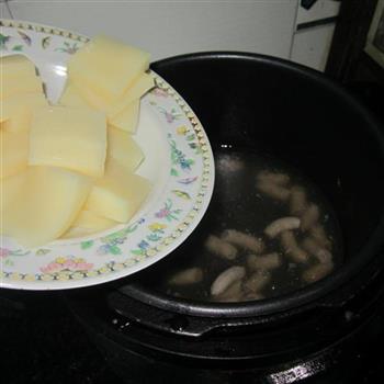 米豆腐小肠汤怎么做，米豆腐小肠汤怎么做好吃，米豆腐小肠汤做法
