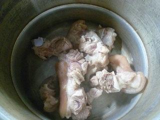 花生仁莲子猪蹄汤怎么做，花生仁莲子猪蹄汤怎么做好吃，花生仁莲子猪蹄汤做法