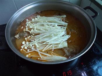 金针菇粉丝鱼汤怎么做，金针菇粉丝鱼汤怎么做好吃，金针菇粉丝鱼汤做法
