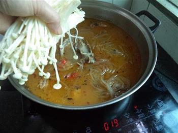 金针菇粉丝鱼汤怎么做，金针菇粉丝鱼汤怎么做好吃，金针菇粉丝鱼汤做法