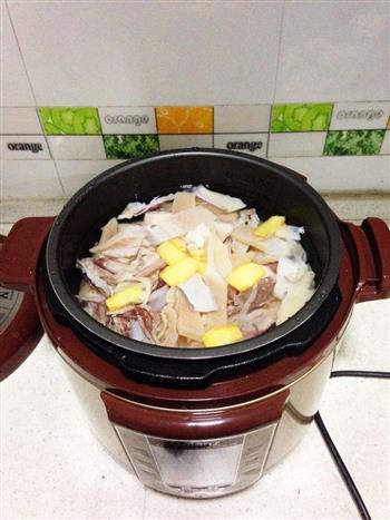墨鱼莲藕汤怎么做，墨鱼莲藕汤怎么做好吃，墨鱼莲藕汤做法