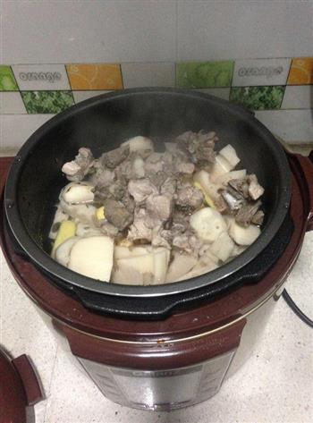 马蹄排骨莲藕汤怎么做，马蹄排骨莲藕汤怎么做好吃，马蹄排骨莲藕汤做法