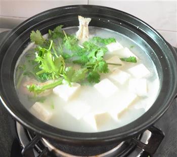 香菜豆腐鱼汤怎么做，香菜豆腐鱼汤怎么做好吃，香菜豆腐鱼汤做法
