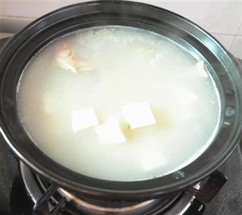 香菜豆腐鱼汤怎么做，香菜豆腐鱼汤怎么做好吃，香菜豆腐鱼汤做法