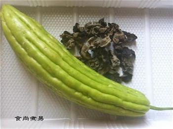 苦瓜木耳炖瘦肉汤怎么做，苦瓜木耳炖瘦肉汤怎么做好吃，苦瓜木耳炖瘦肉汤做法