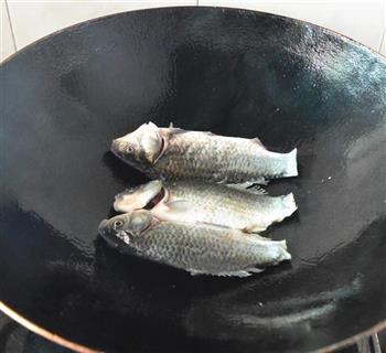 枸杞叶鲫鱼汤怎么做，枸杞叶鲫鱼汤怎么做好吃，枸杞叶鲫鱼汤做法