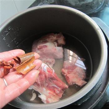 炖猪骨汤怎么做，炖猪骨汤怎么做好吃，炖猪骨汤做法