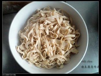 骨汤滋补手工抻面怎么做，骨汤滋补手工抻面怎么做好吃，骨汤滋补手工抻面做法