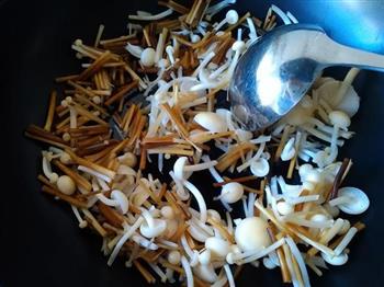 金针菇鸡蛋肉丝汤怎么做，金针菇鸡蛋肉丝汤怎么做好吃，金针菇鸡蛋肉丝汤做法
