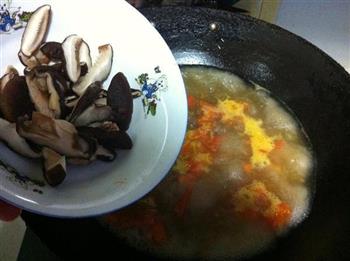 香菇粉条鸡蛋汤怎么做，香菇粉条鸡蛋汤怎么做好吃，香菇粉条鸡蛋汤做法