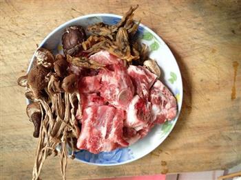 蛏干炖菌菇汤怎么做，蛏干炖菌菇汤怎么做好吃，蛏干炖菌菇汤做法