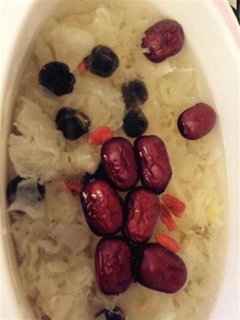 红枣桂圆银耳润肺糖怎么做，红枣桂圆银耳润肺糖怎么做好吃，红枣桂圆银耳润肺糖做法