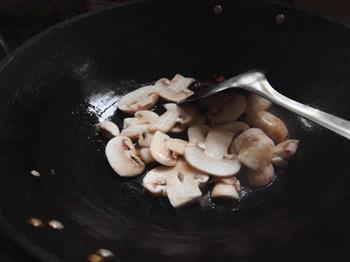 DIY奶油蘑菇浓汤怎么做，DIY奶油蘑菇浓汤怎么做好吃，DIY奶油蘑菇浓汤做法