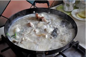 老豆腐炖黑鱼怎么做，老豆腐炖黑鱼怎么做好吃，老豆腐炖黑鱼做法
