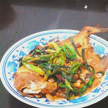 香葱红烧鲳鱼怎么做，香葱红烧鲳鱼怎么做好吃，香葱红烧鲳鱼做法