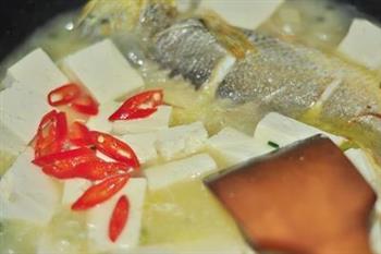 黄花鱼烧豆腐怎么做，黄花鱼烧豆腐怎么做好吃，黄花鱼烧豆腐做法