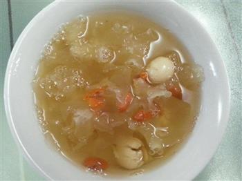 枸杞莲子银耳汤怎么做，枸杞莲子银耳汤怎么做好吃，枸杞莲子银耳汤做法