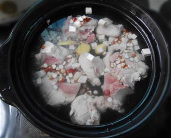 黄芪芡实猪骨汤怎么做，黄芪芡实猪骨汤怎么做好吃，黄芪芡实猪骨汤做法