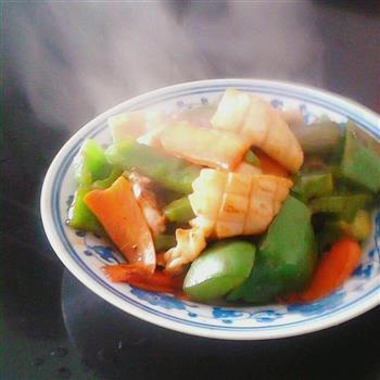 圆青椒胡萝卜炒鸟贼怎么做，圆青椒胡萝卜炒鸟贼怎么做好吃，圆青椒胡萝卜炒鸟贼做法