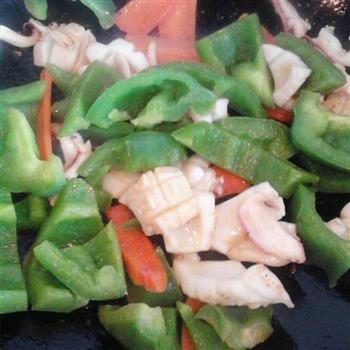 圆青椒胡萝卜炒鸟贼怎么做，圆青椒胡萝卜炒鸟贼怎么做好吃，圆青椒胡萝卜炒鸟贼做法