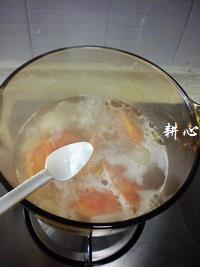 番茄洋葱凤爪汤怎么做，番茄洋葱凤爪汤怎么做好吃，番茄洋葱凤爪汤做法